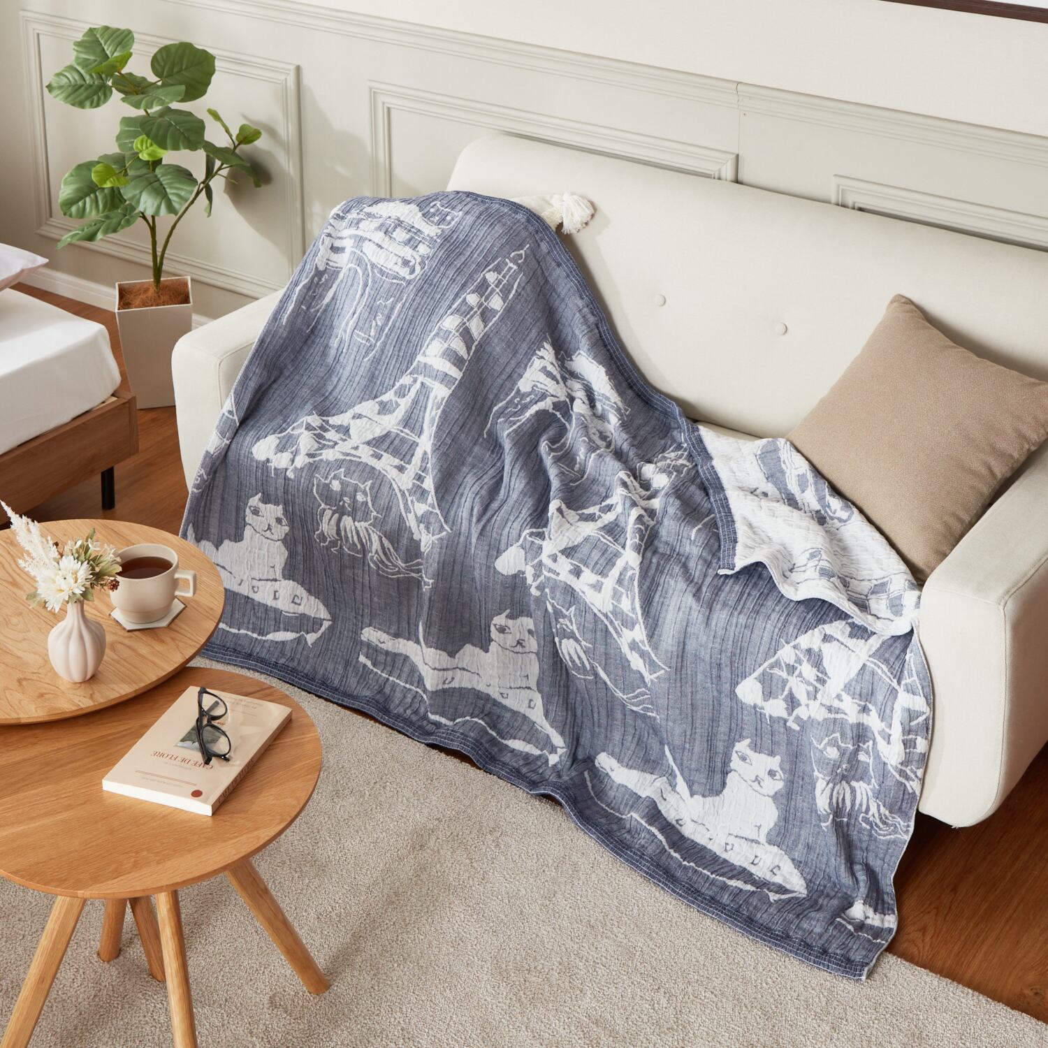 ワンダフルワールド ｂｙ　アキコオブチ 浮かし織り 日本製ハーフガーゼケット “旅するネコ”