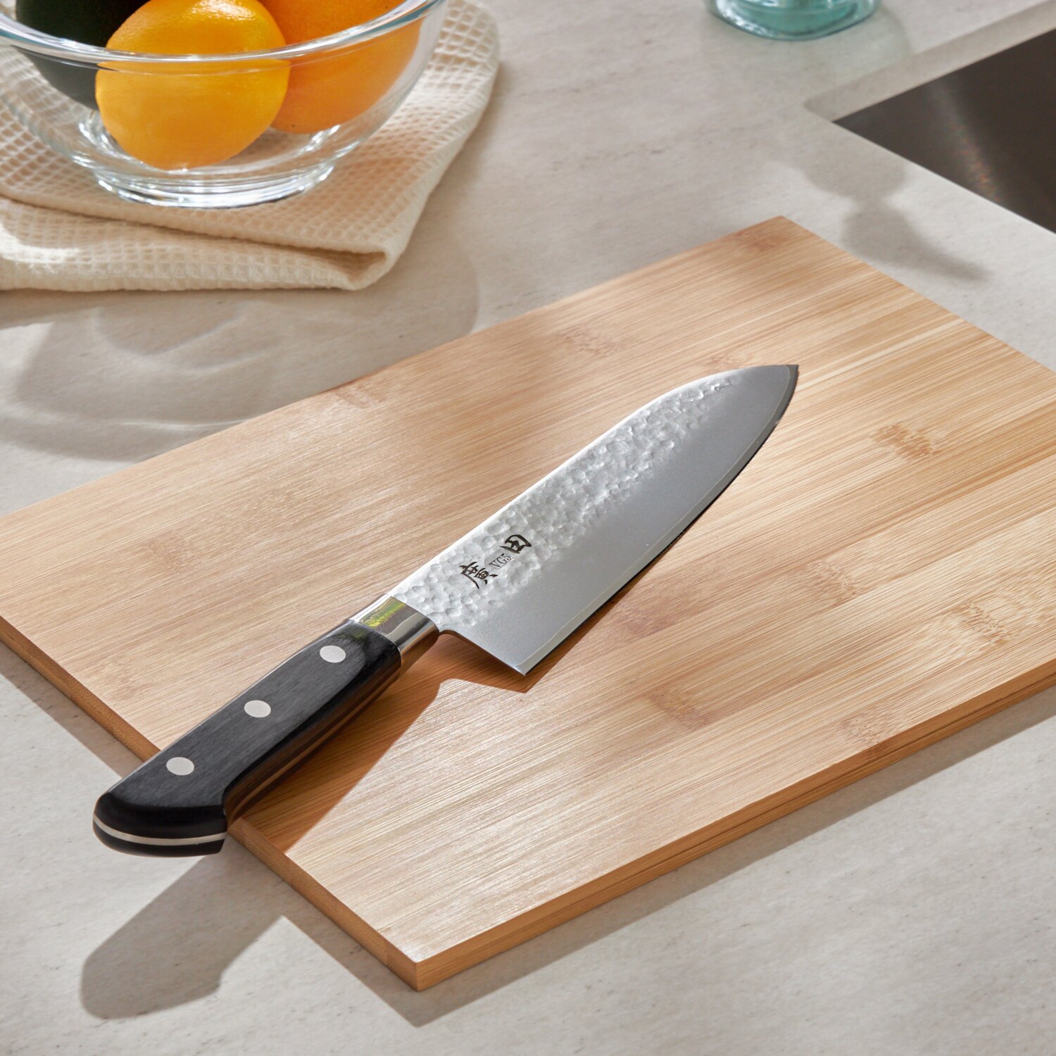 見た目の美しさ 切れ味のよさに こだわった一丁！ 廣田鎚目三徳包丁 １８５ｍｍ 見た目の美しさ 切れ味のよさに こだわった一丁！ 廣田鎚目三徳