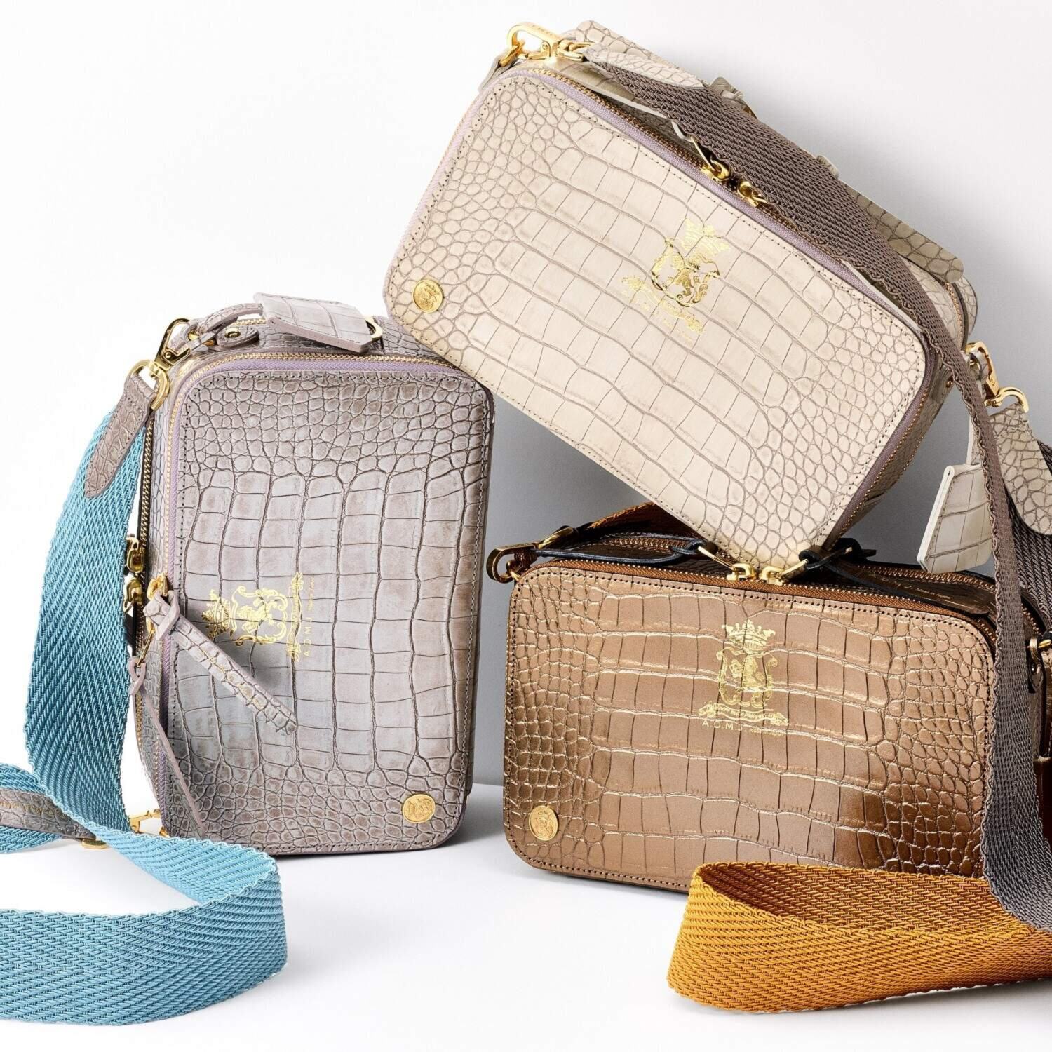 エーディーエムジェイ 牛革クロコダイル型押し スクエア ショルダーバッグ