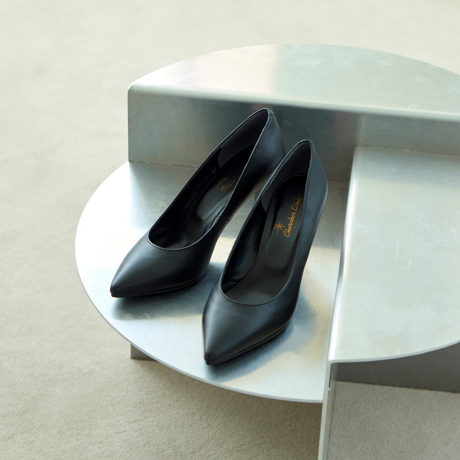 シェルシェエトワール メイドイン東京 はっ水 牛革柔らか仕立て あか抜け８ｃｍヒール プレーンパンプス