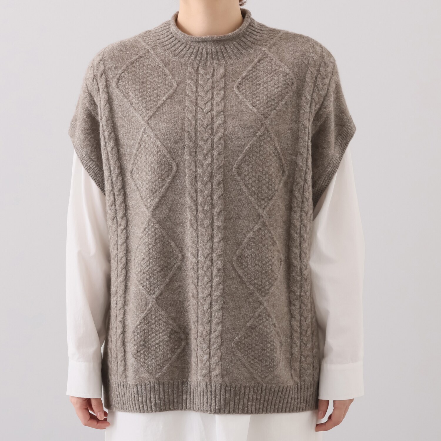 エヌエフ 自社牧場で育った ウール１００％ ケーブルニットベスト