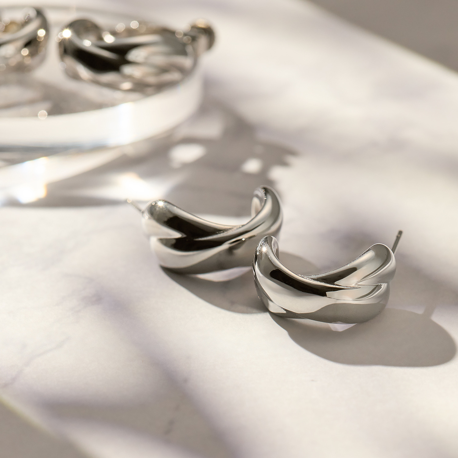 ラフィナリスタ サージカルステンレス クロスデザイン ハーフフープ イヤリング／ピアス