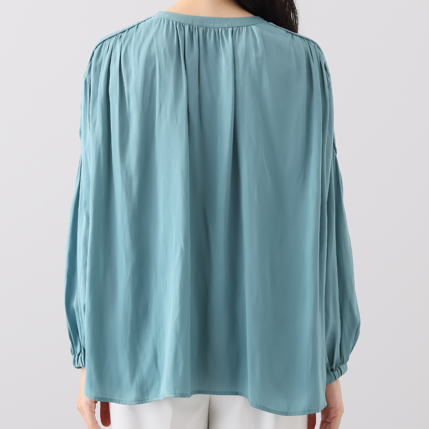 アリュメット 前後２ウェイ サテンブラウス