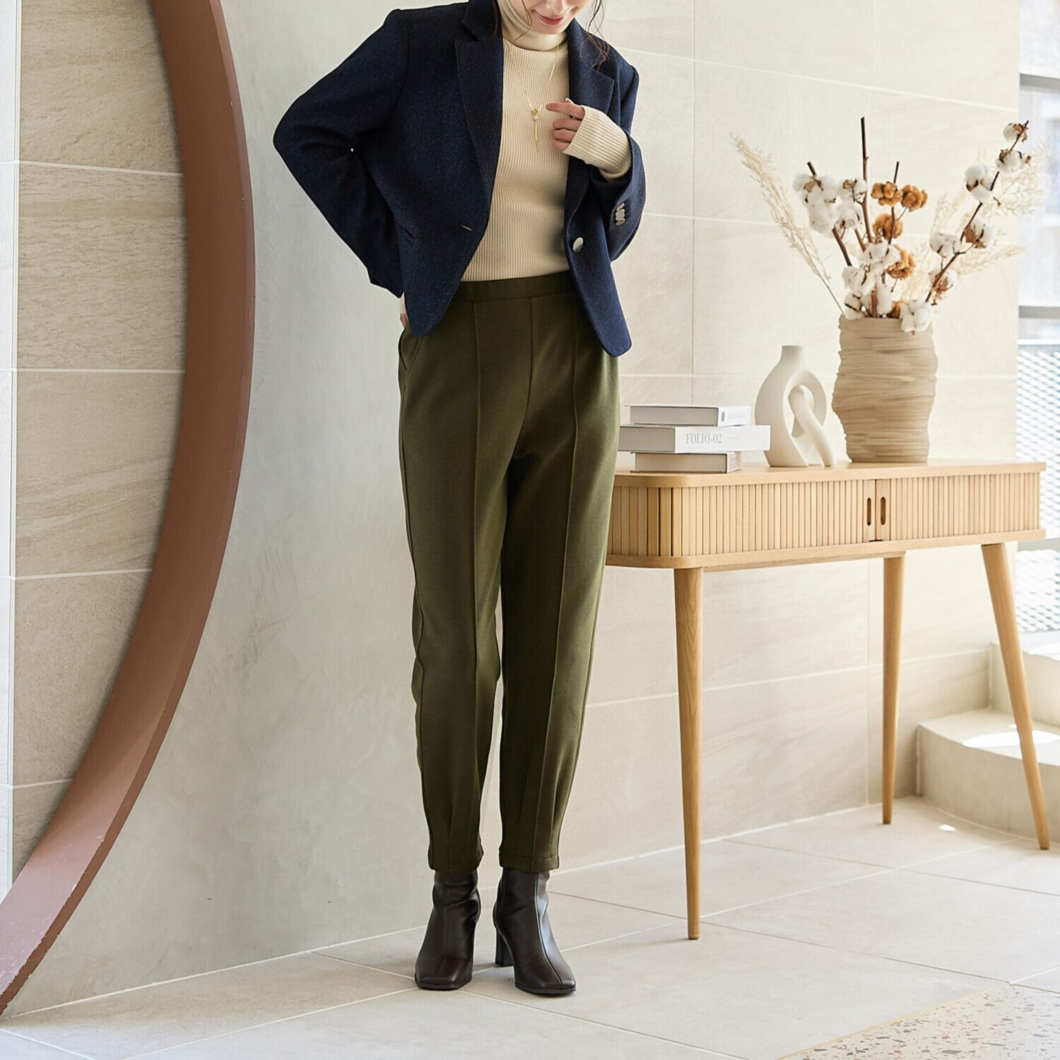 ＴＡＫＵＭＩＢＡ ポンチ 裾タック スリムテーパードパンツ