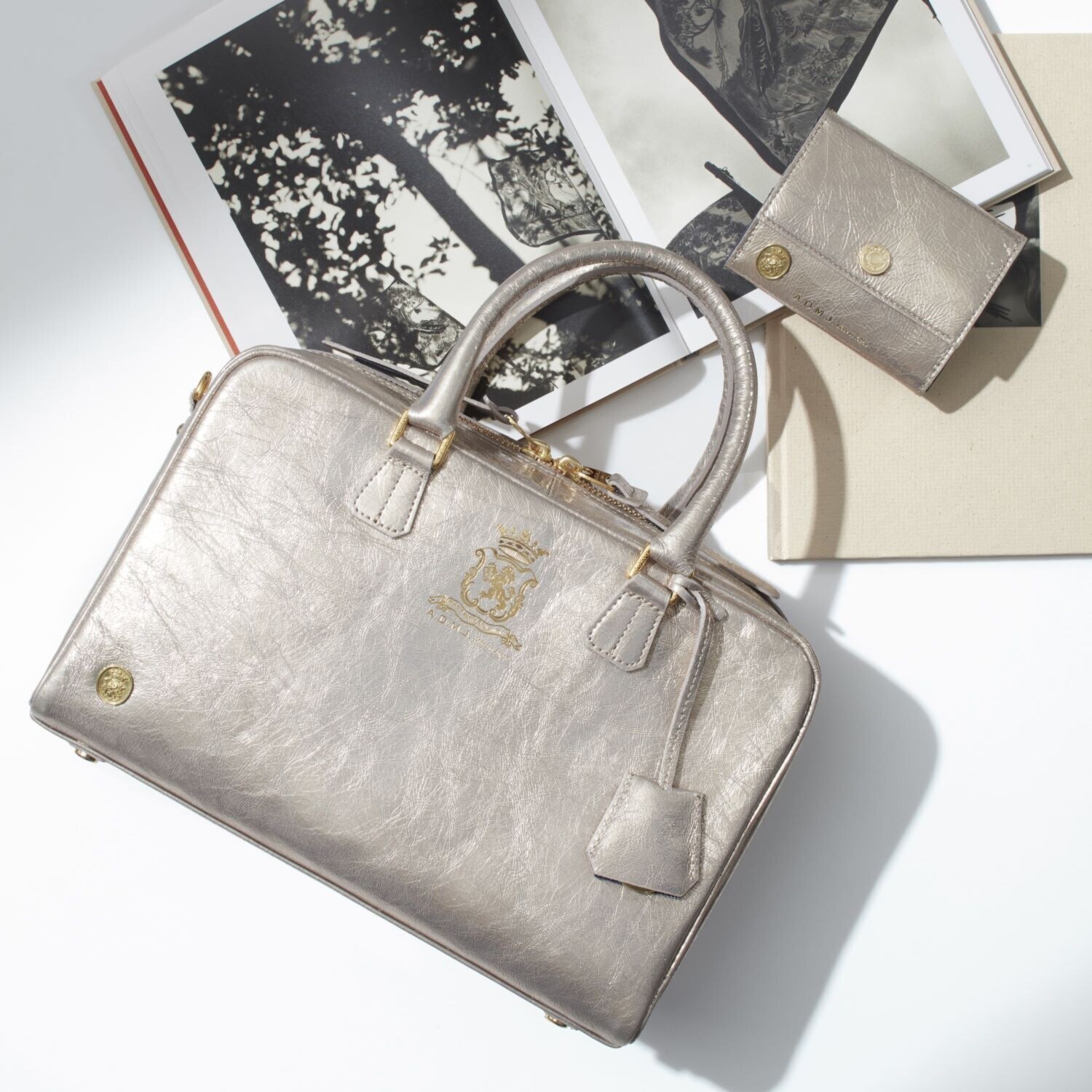 エーディーエムジェイ イタリアンレザー クラックメタル ２ウェイボストンバッグ ＜２８ｃｍ＞