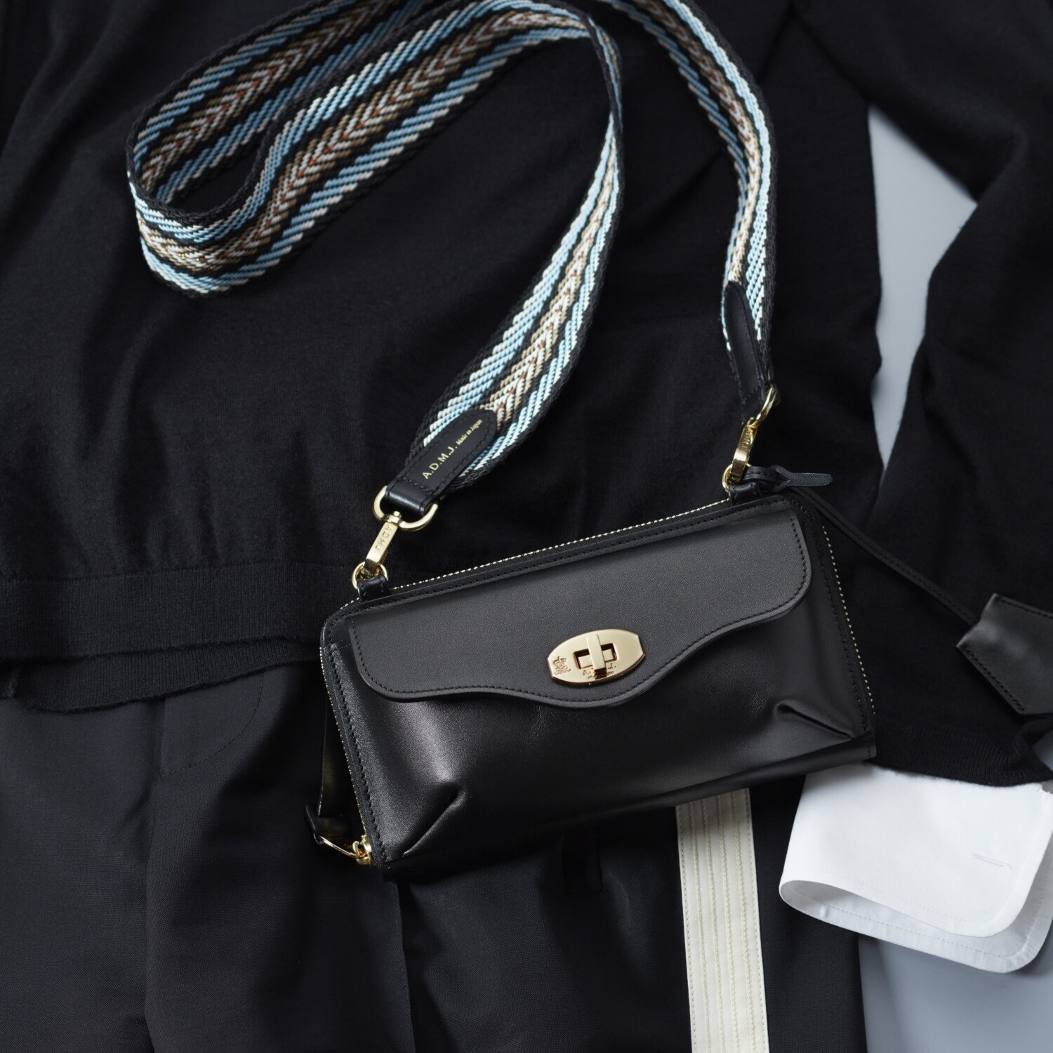 エーディーエムジェイ イタリアンレザー ストラップ付 ウォレットポーチ