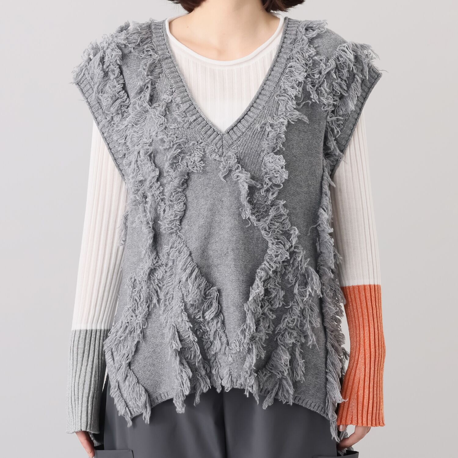 アキコ　カワダ シャギーデザイン Ｖネック ニットベスト