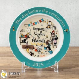 スヌーピー ２０２５イヤーズ プレート（日本製） 皿立て付
