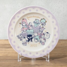 サンリオキャラクター ２０２５イヤーズ プレート（日本製） 皿立て付