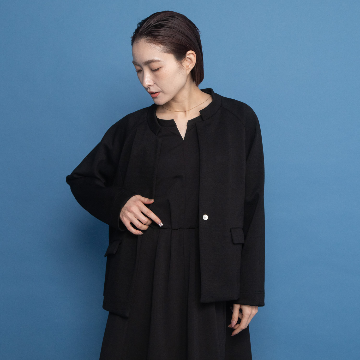 ヤエアジュテ ワンボタンで 気軽に羽織れる カーデジャケット