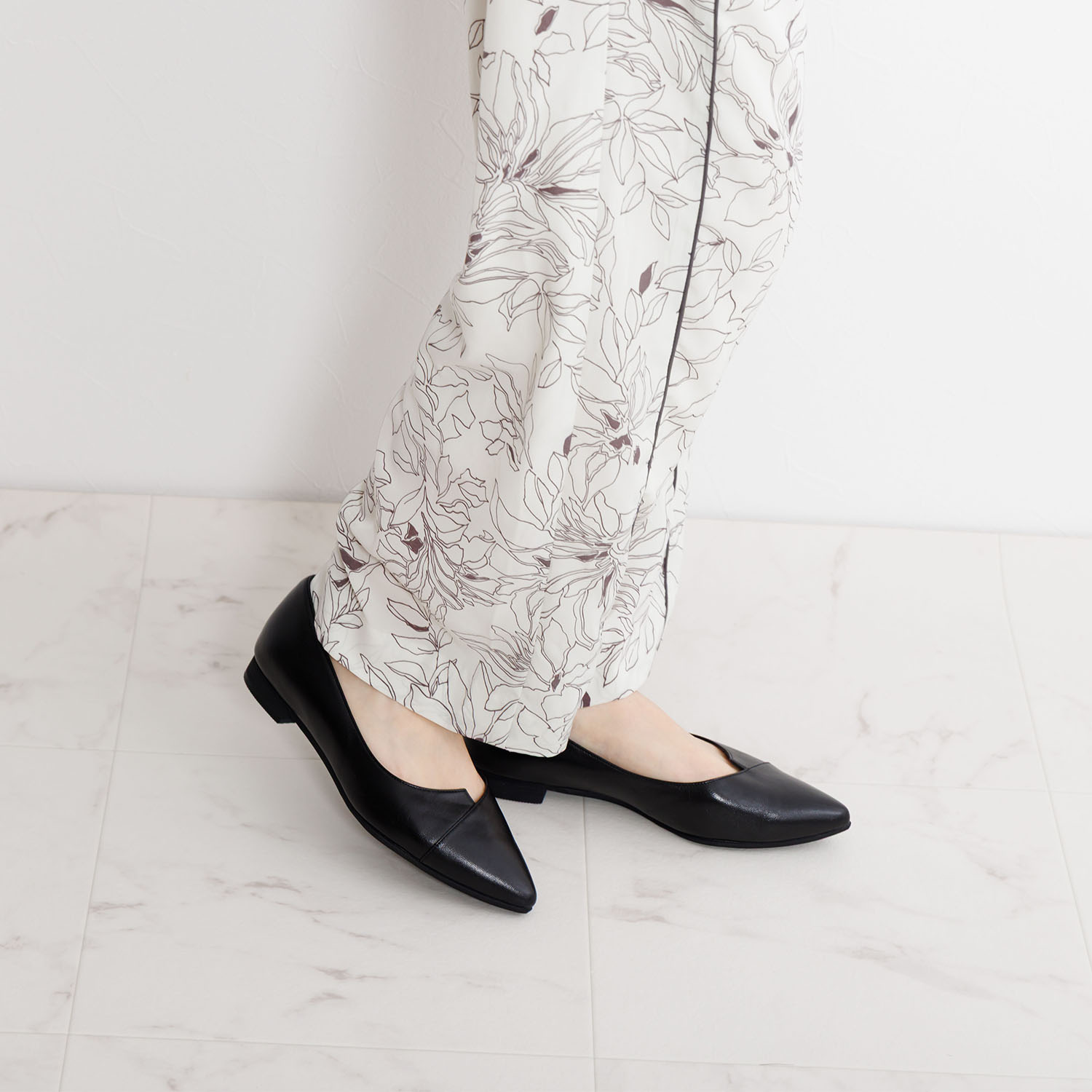 卑弥呼 日本製　はっ水レザー アシンメトリーＶカット ソフトフラットパンプス