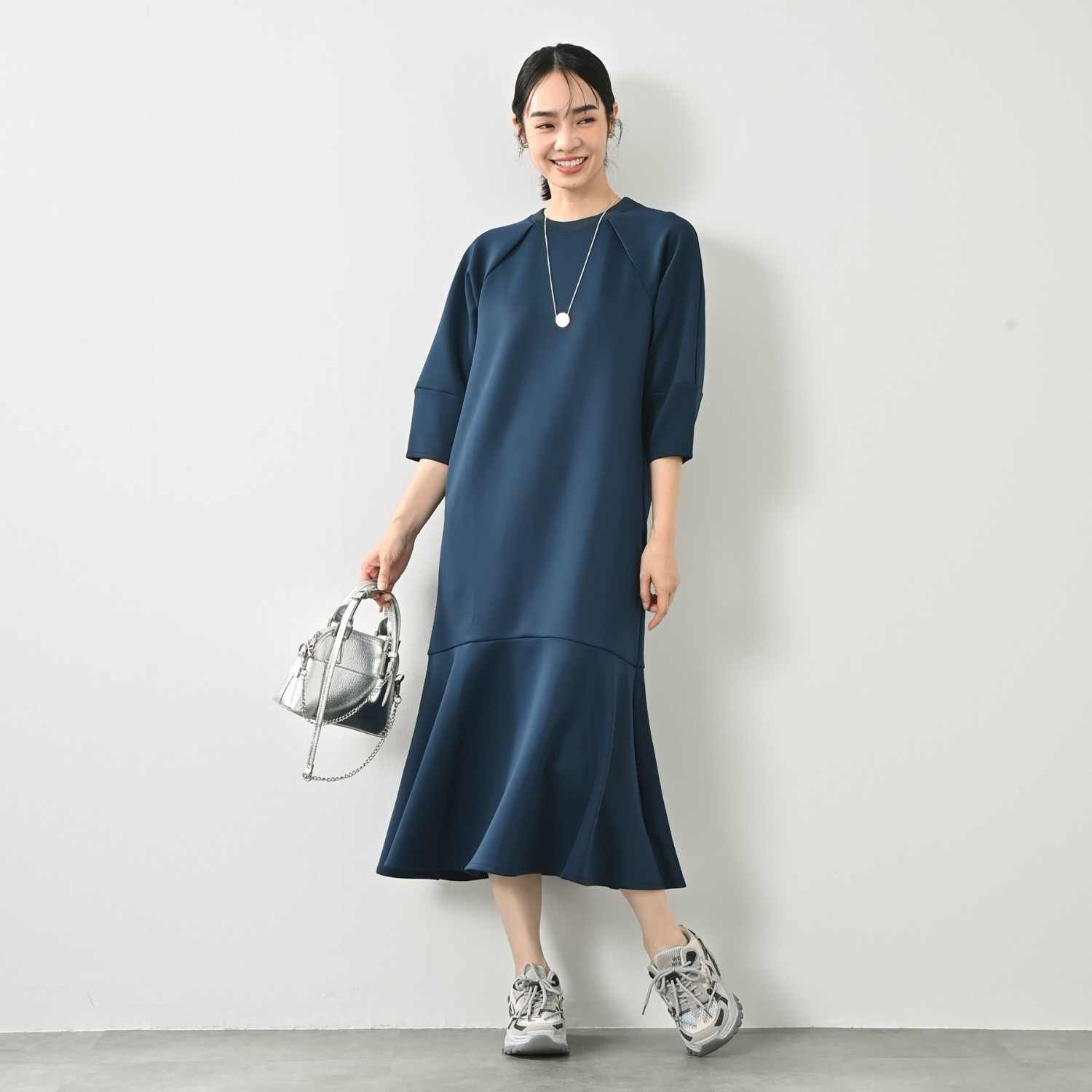 オン　ザ　エッジ ツヤとハリが生きる 美しいシルエット ３層ダンボール マーメイドワンピース