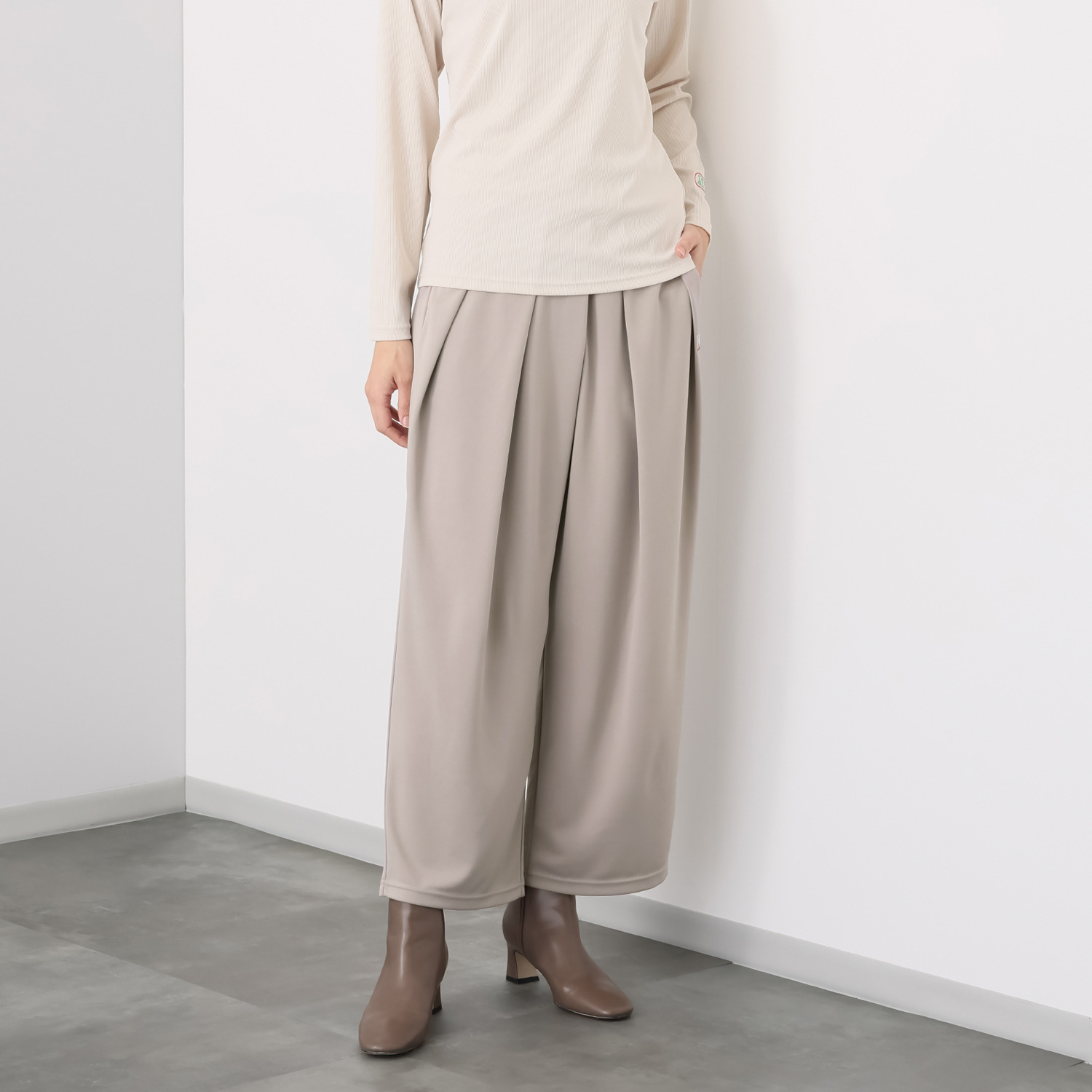 Ellie タックアジャストパンツ グレー M