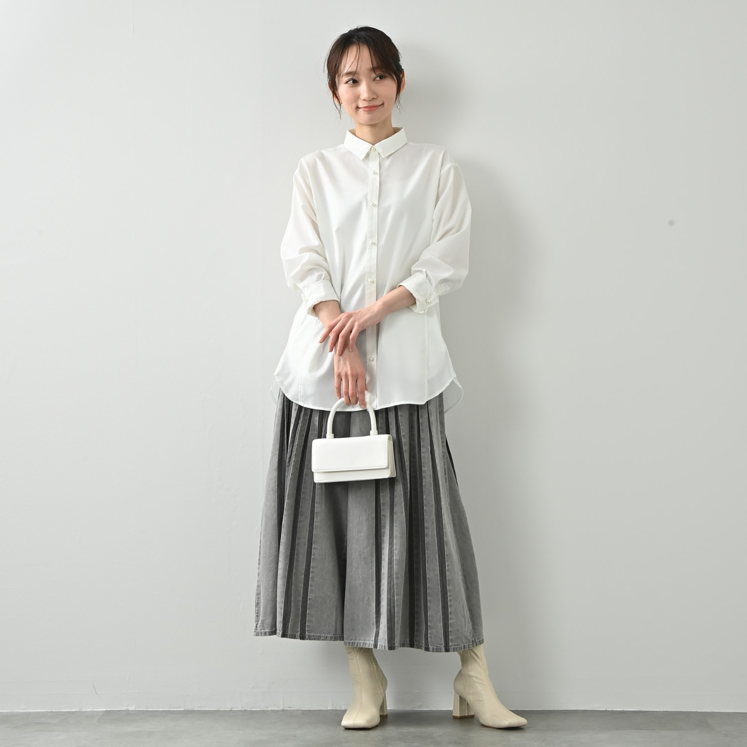 ゼラールスポーツ バックギャザーデザイン パール調ボタンアクセント ミディ丈ドルマンシャツ