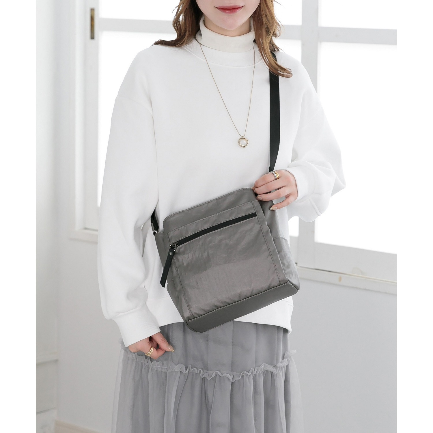 ベルモサ メタリック調 軽量３層ポシェット