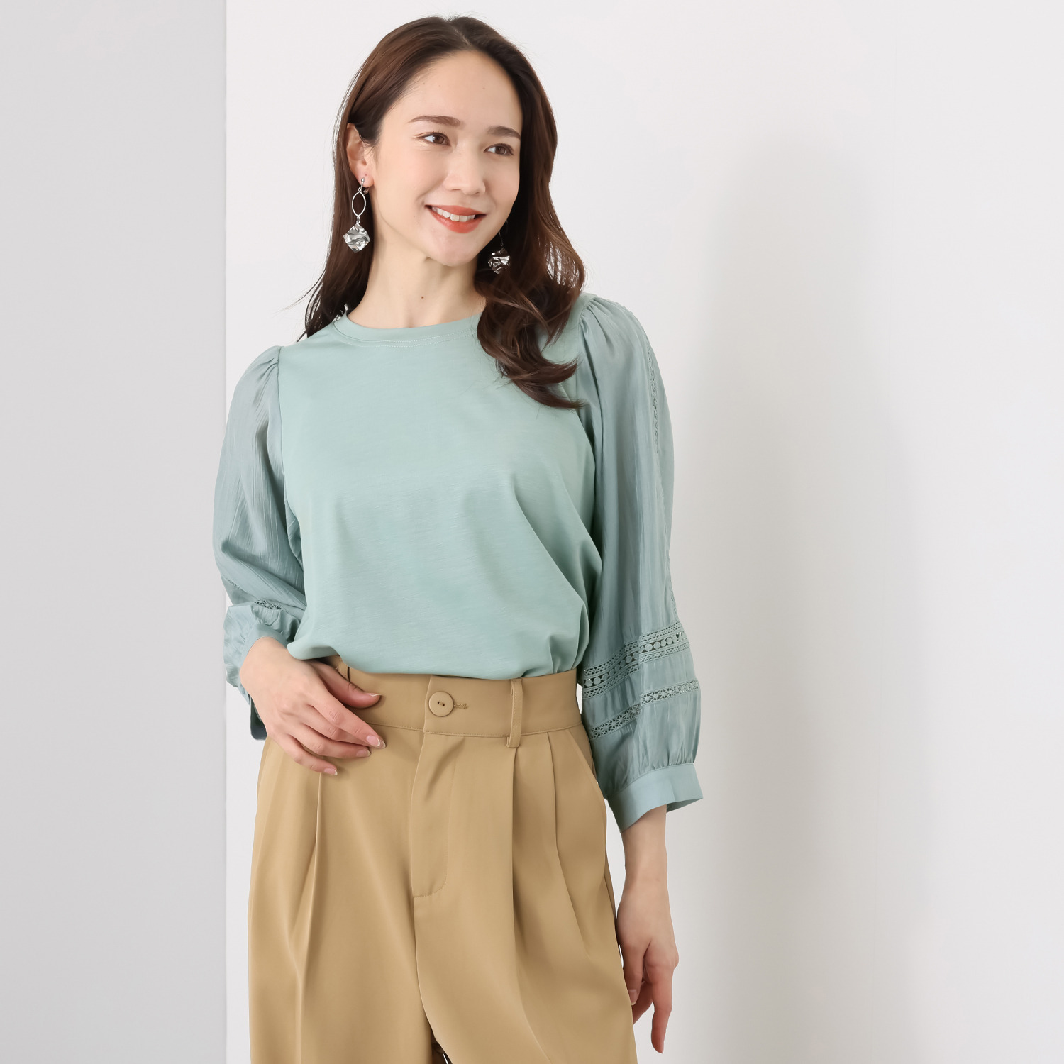 ラヴィーコンフォート ２種類のレースと 異素材袖がアクセントの ブラウスのような プルオーバー