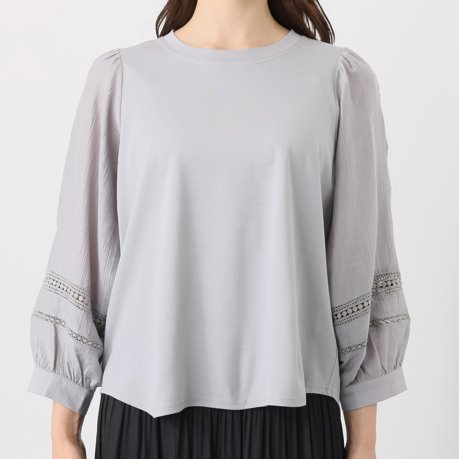 ラヴィーコンフォート ２種類のレースと 異素材袖がアクセントの ブラウスのような プルオーバー