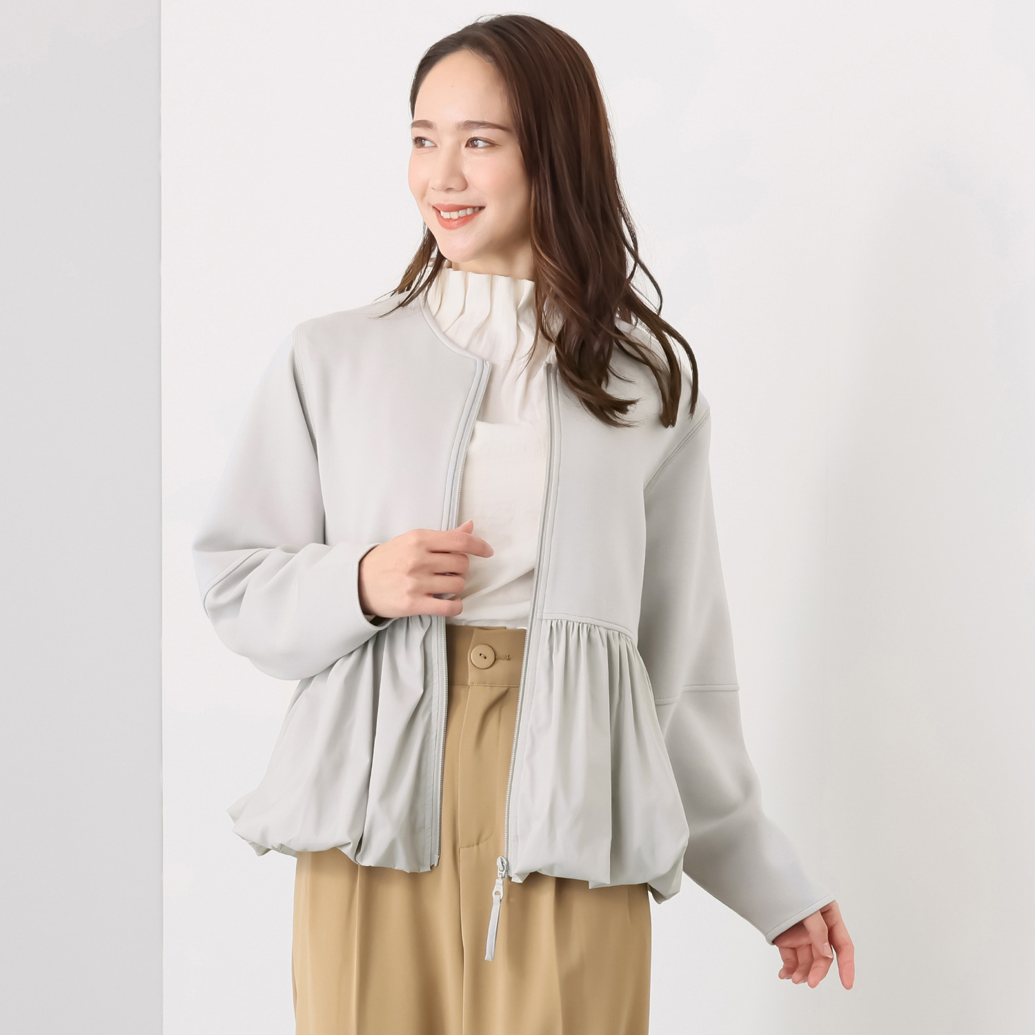 ラヴィーコンフォート 袖の切り替えがポイントの 裾バルーンがガーリーな 大人かわいいジャケット