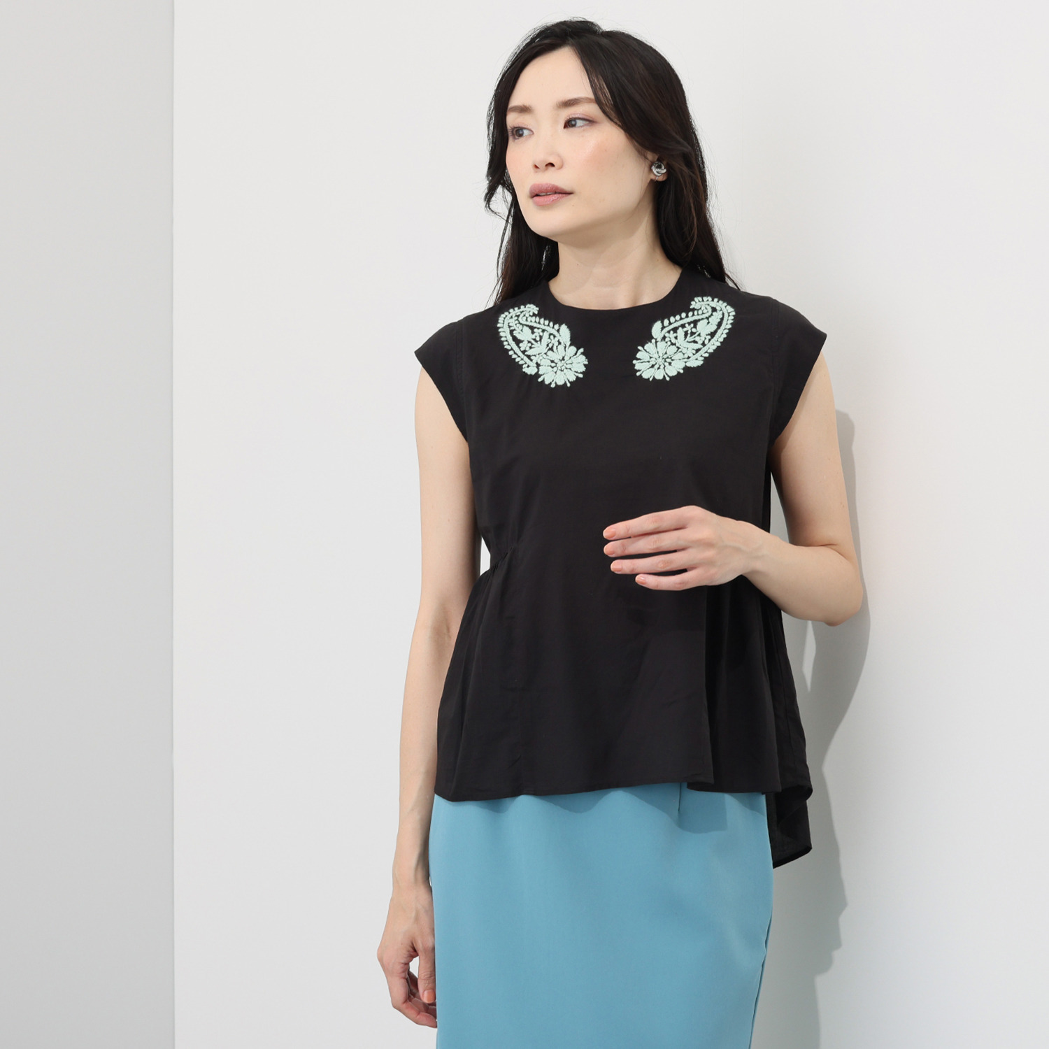 シルカシア インドの伝統工芸 チカン刺しゅう ギャザー切替プルオーバー