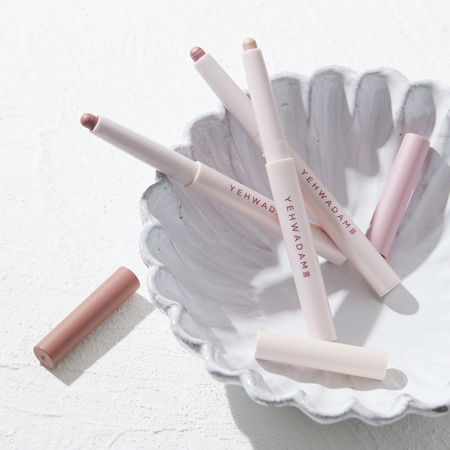 ザ　フェイスショップ スッとひと塗りで簡単！ 上品な目元印象へ イェファダム スティック　アイシャドウ トリオ　ロゼピンク