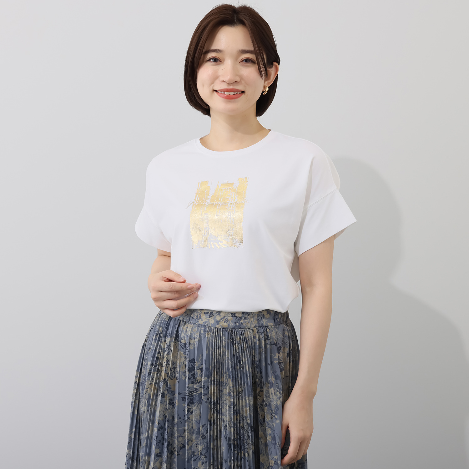 フレニス 体形をカバーして コーデに輝きを！ 主役になる箔プリント ドルマンスリーブＴシャツ