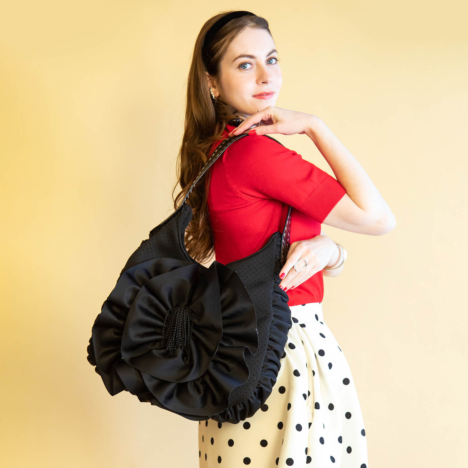 イストワール 軽量ボブディング素材 “ナタリーシリーズ” ビッグカメリアスタッズ ショルダーバッグ