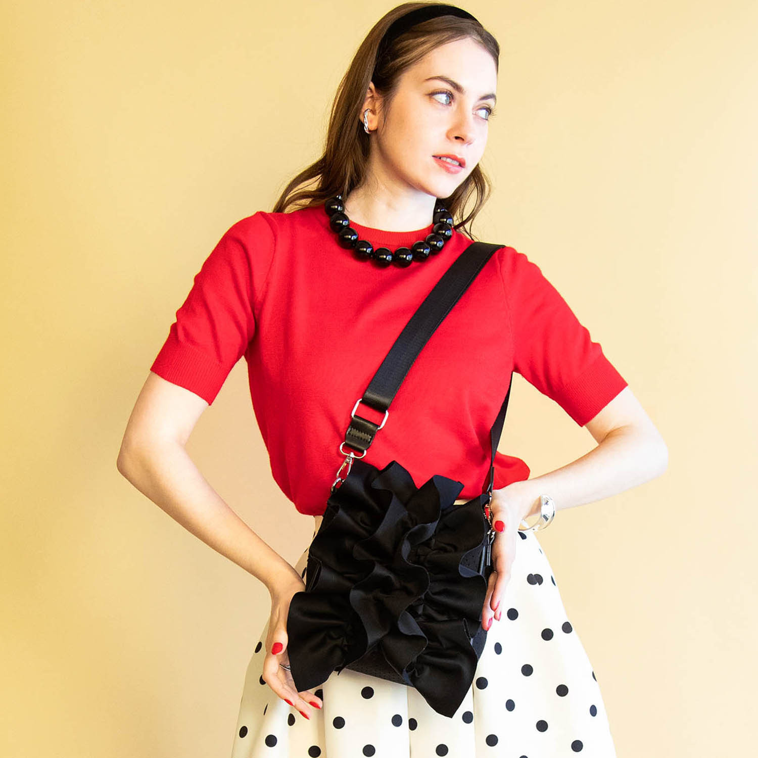 イストワール 軽量ボブディング素材 フリルボディバッグ