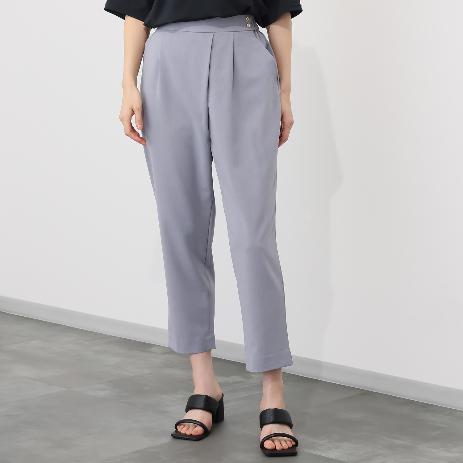 ラ・シュシュ ウエストすっきり コットンライク タックテーパードパンツ