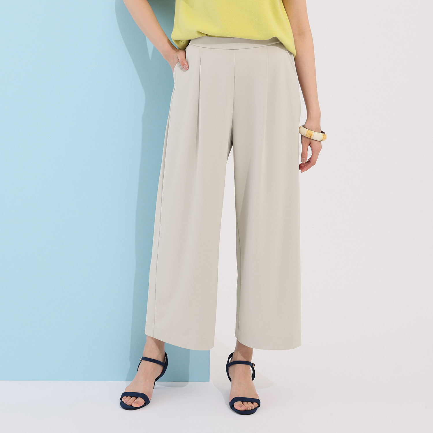 ラ・シュシュ 通気性・接触冷感 吸水速乾・ＵＶカットと 涼感機能満載の 風を装う ワイドストレートパンツ