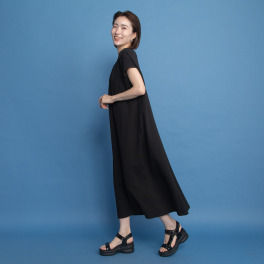 ヤエアジュテ Ｉラインですっきり モードなバックスタイル 夏の上品ワンピース