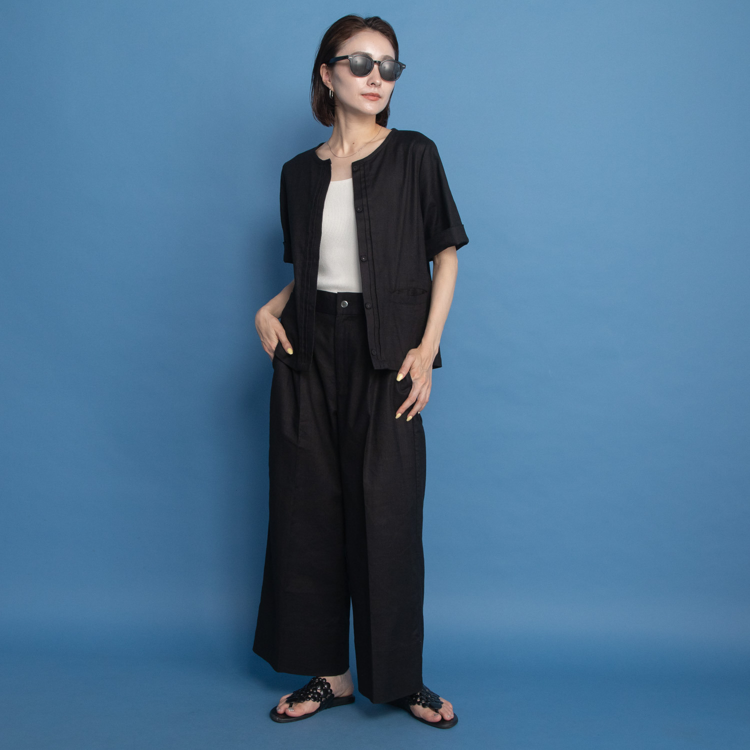 ヤエアジュテ シーンを選ばず着て欲しい ハンサムな装いが叶う すっきりワイドパンツ