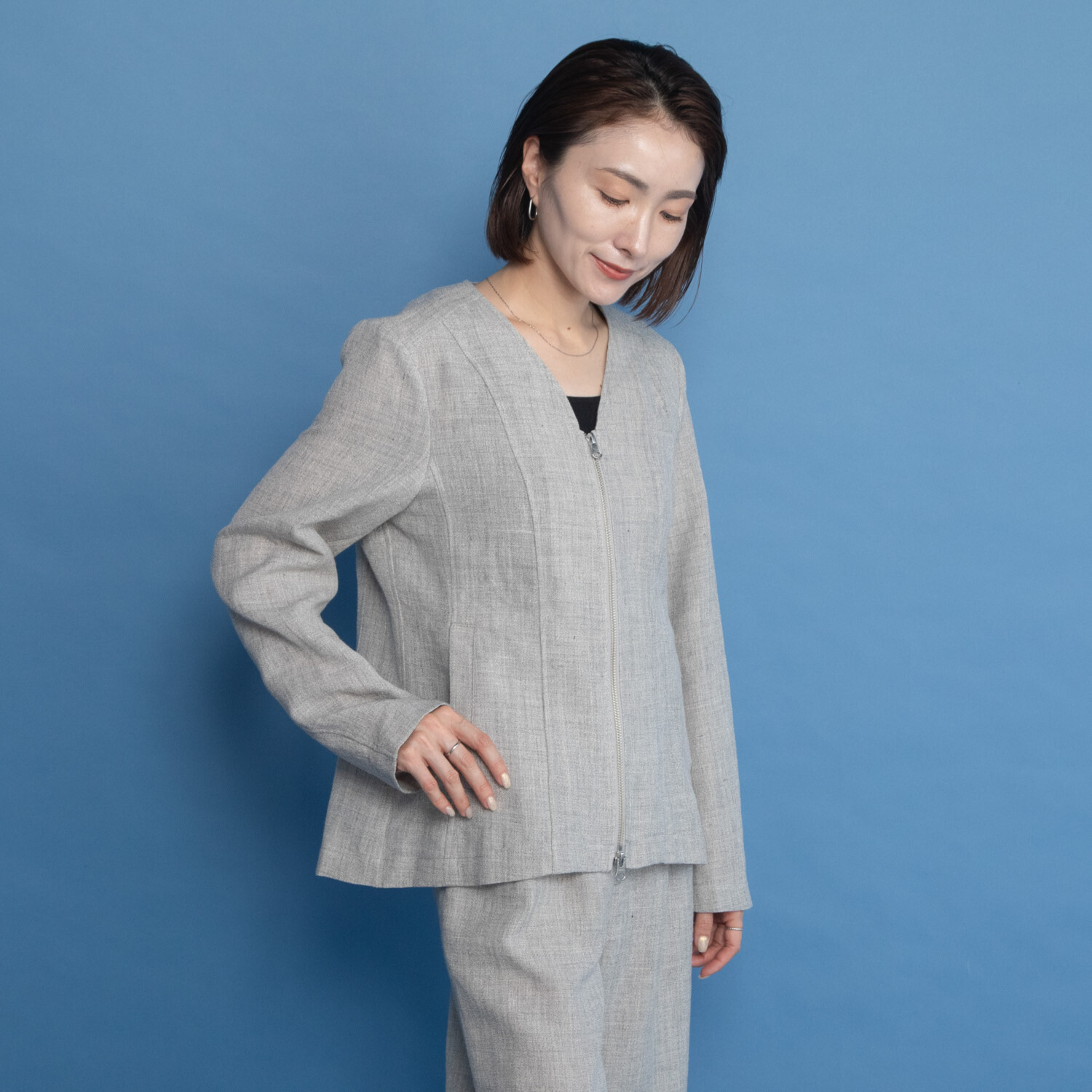 レア　ジェム 天然素材のマリアージュ フレンチリネンとウールで 大人の上質カジュアルを シャープにまとうブルゾン