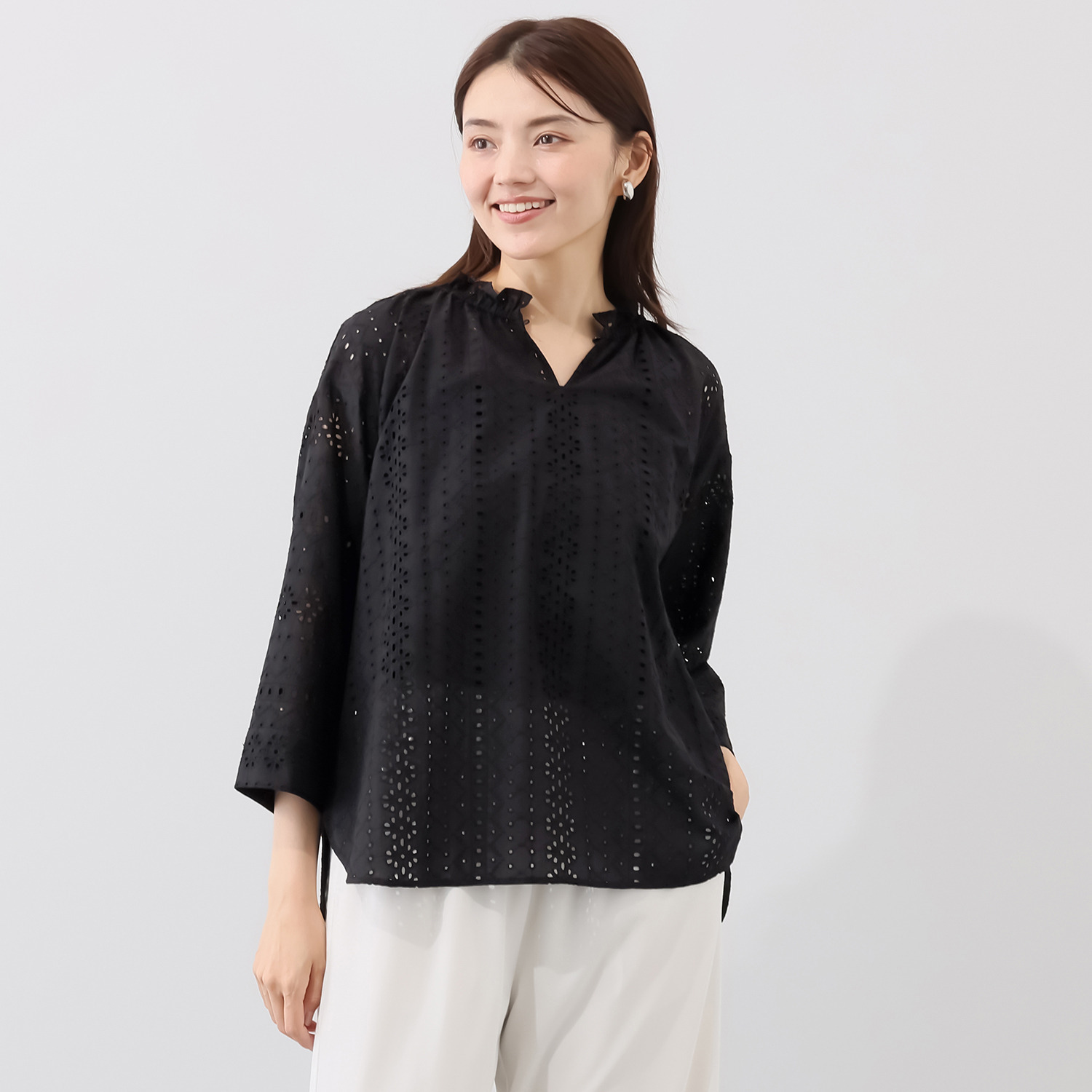 ルクオーレ コットン１００％ 総アイレットレース スリットネック ブラウス