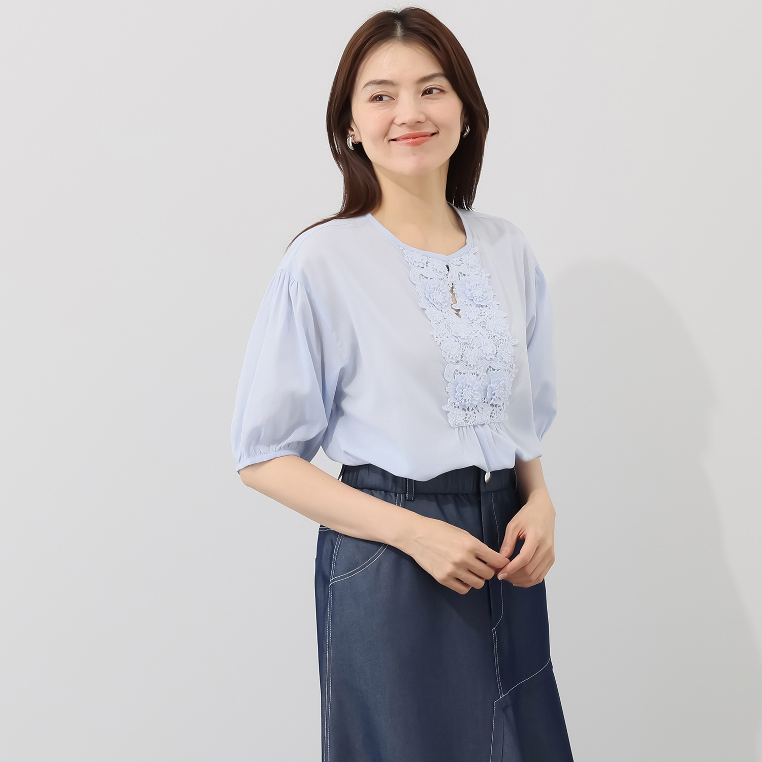 エスポア 綿麻混ボイル 立体レースが華やかな キーネックブラウス