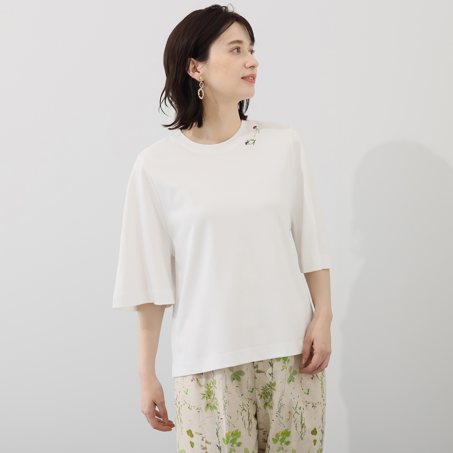 イヴァナ・ヘルシンキ ロゴ＆お花の刺しゅう アクセント ケープ風プルオーバー