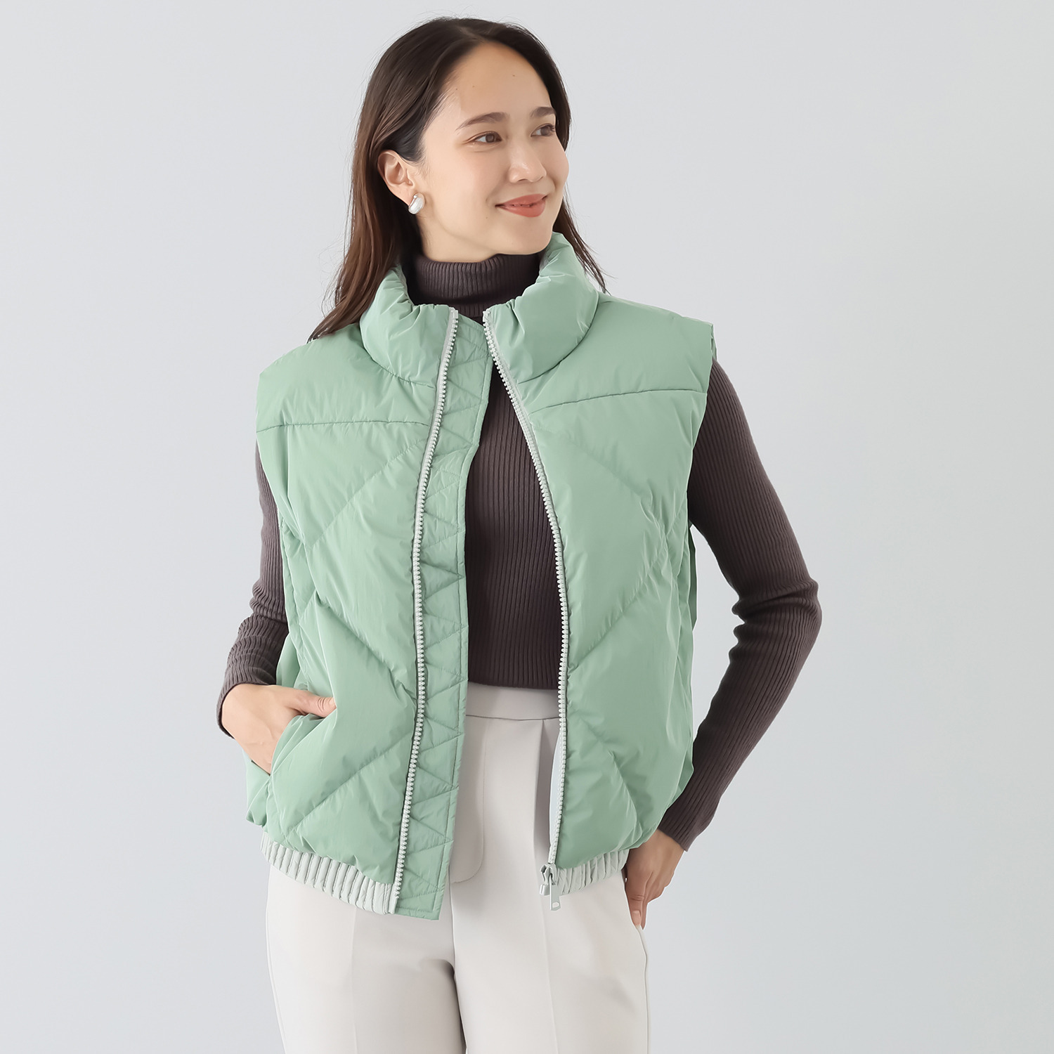 スタイルフライ シャイニー配色 パネルキルト 裾シャーリング スタンドカラーベスト