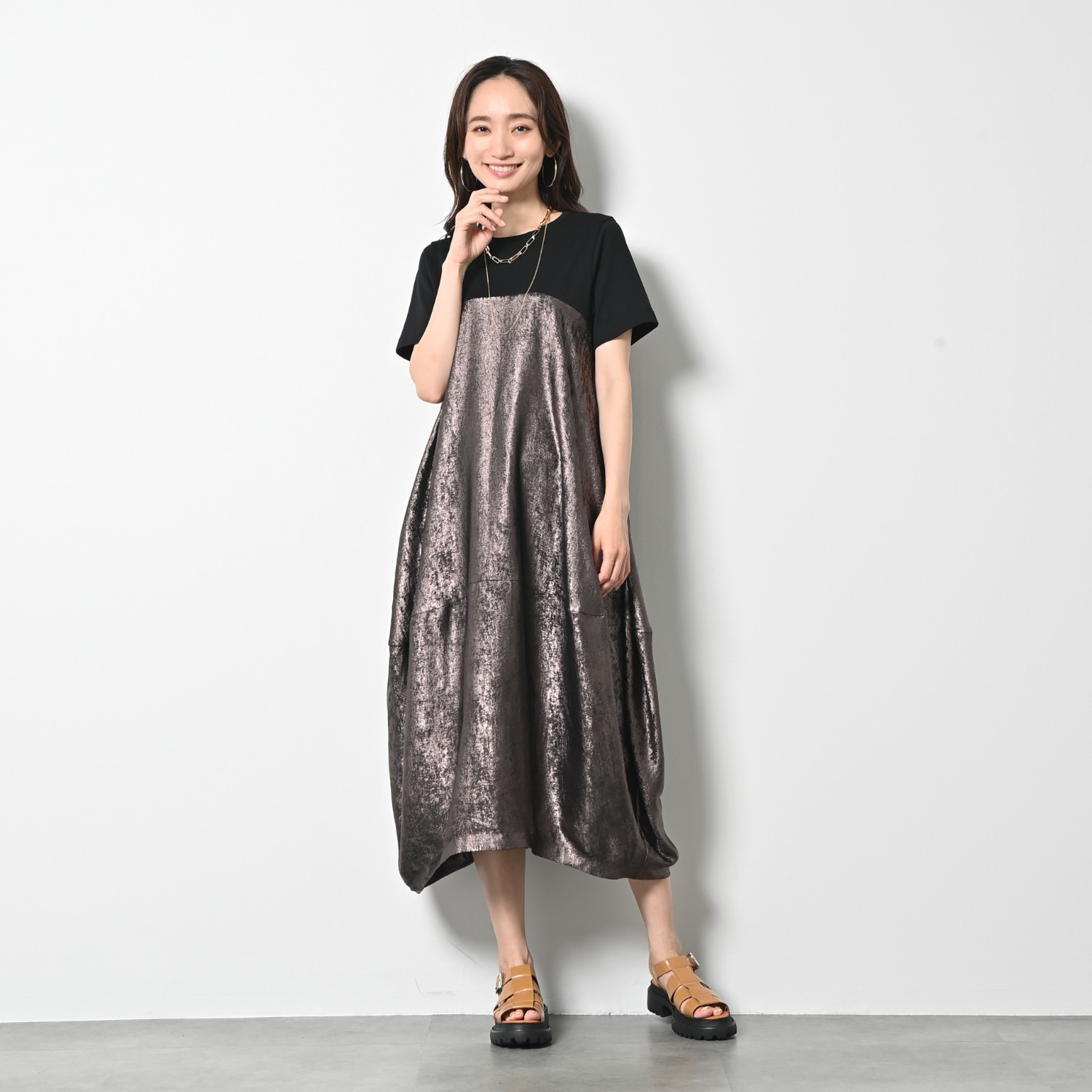 ゼラールスポーツ 上品なメタリック仕上げ タック切替デザイン バルーンワンピース