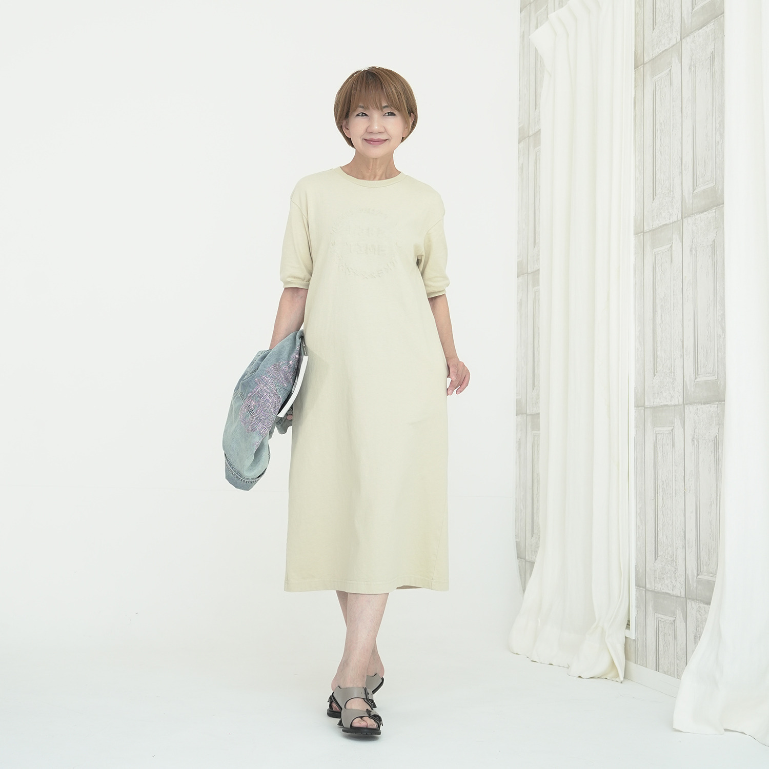 エムズ　スタイル ヴィンテージ風コットン カレッジロゴ エンボス加工ワンピース