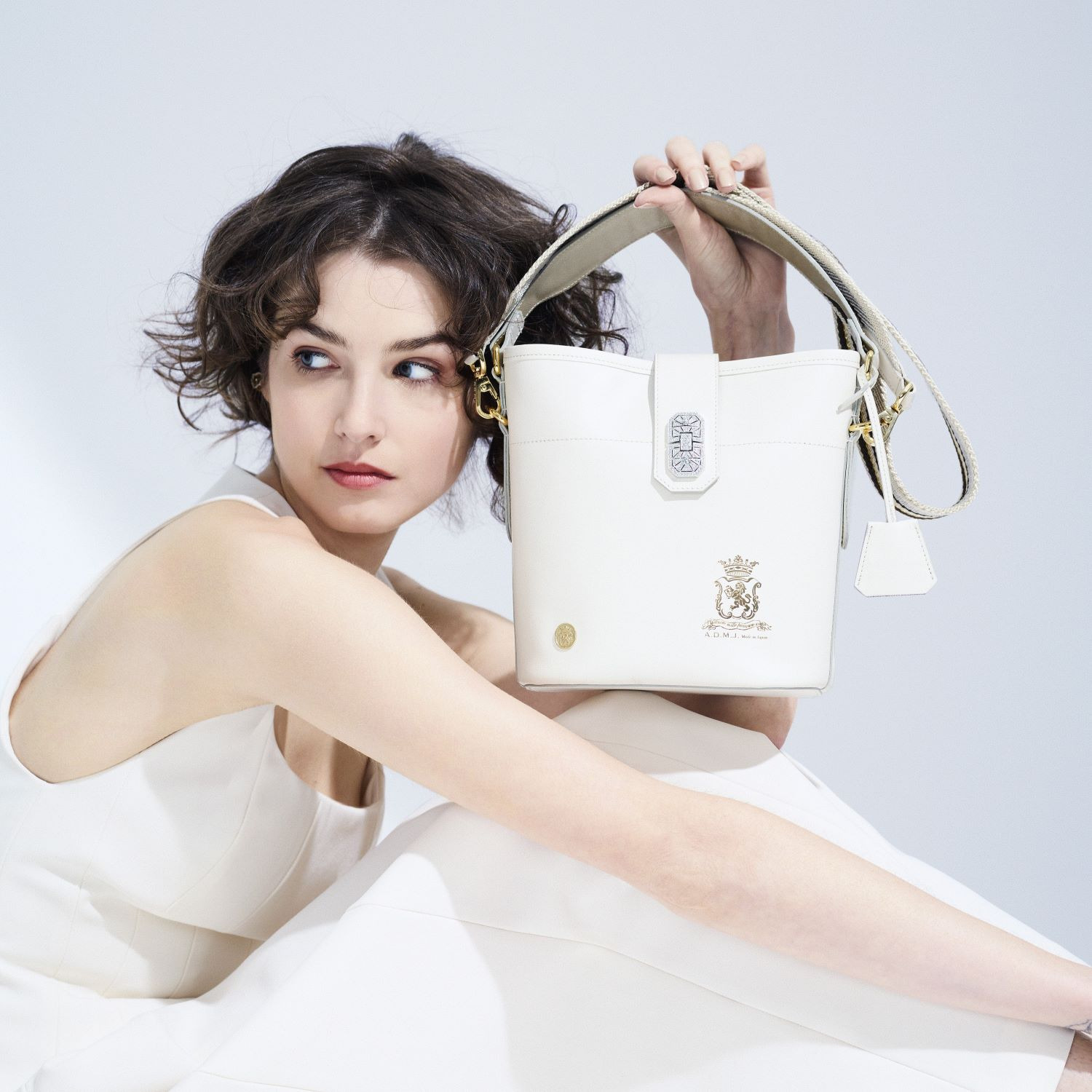 エーディーエムジェイ はっ水 イタリアンレザー アールデコモティーフ ハンドバッグ