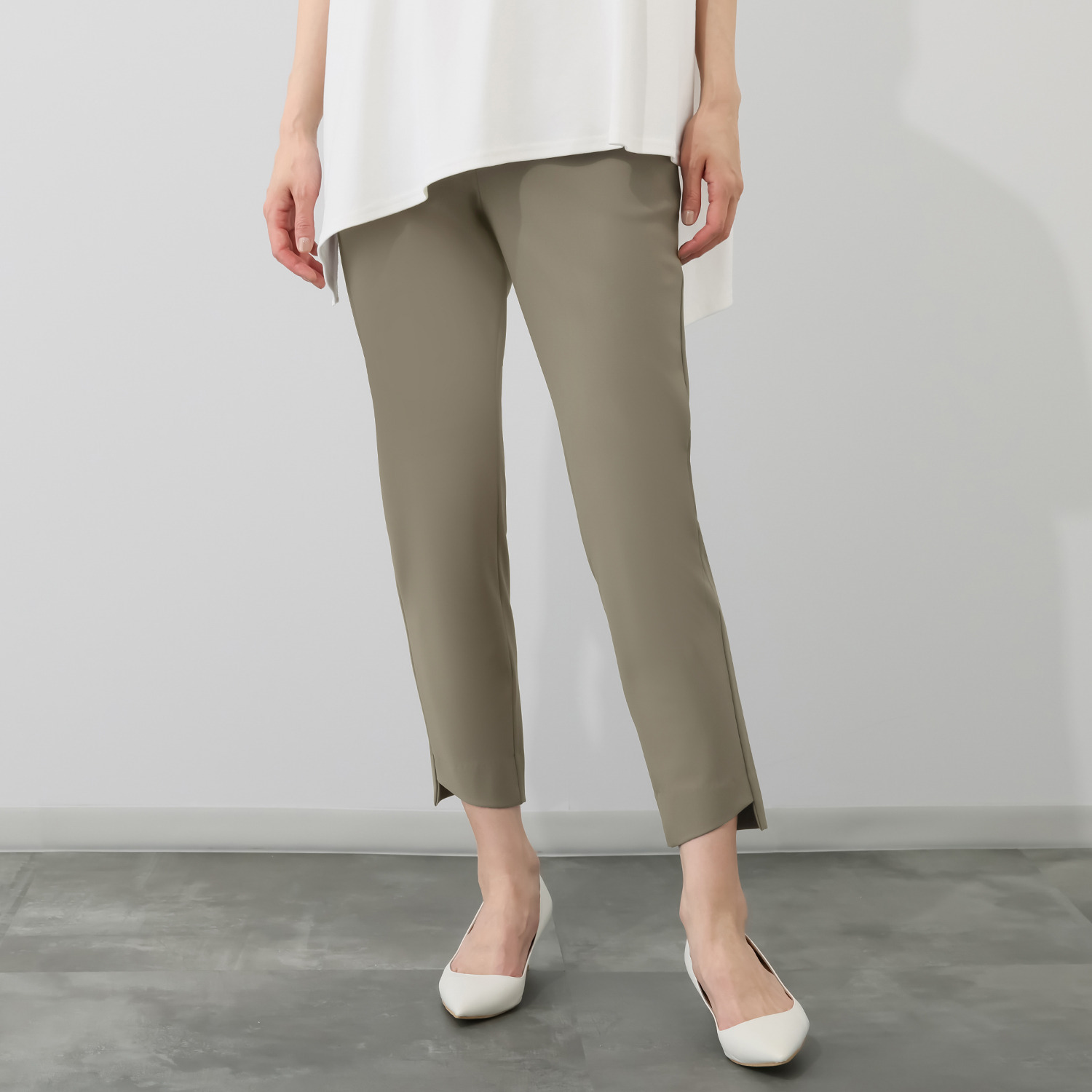 ピーツー 醤油や赤ワインの 汚れにも強い！ スリミングカットパンツ