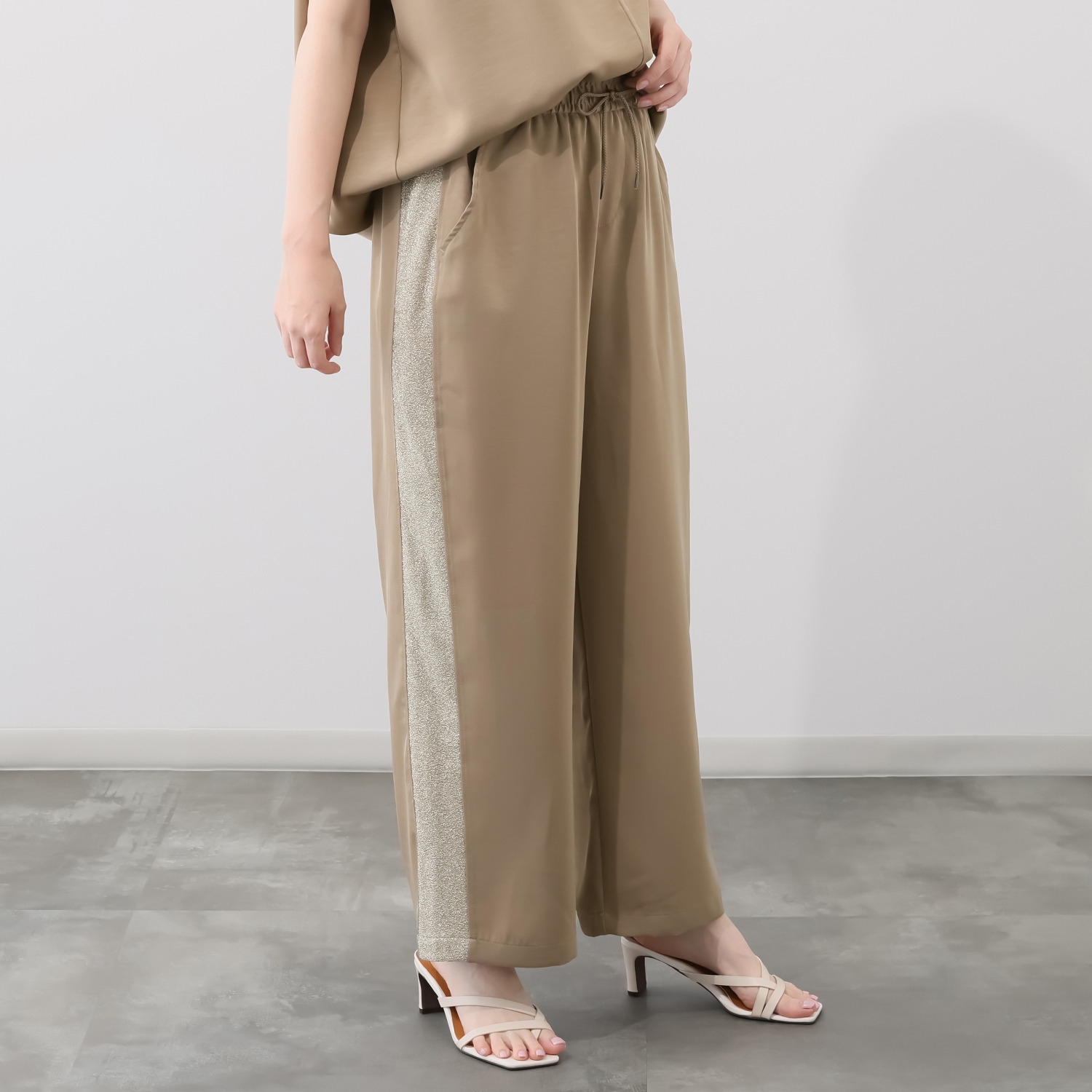 ラヴィーコンフォート ラメ切替 モードにも カジュアルにも見える オールシーズン活躍の イージーパンツ