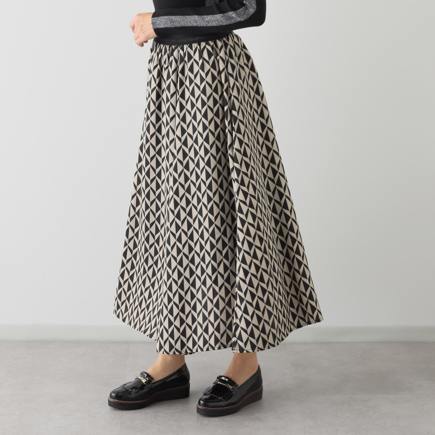 スタイル・ラヴィー バックサテンジョーゼット 幾何学柄プリント ウエストゴムで気楽な フレアースカート