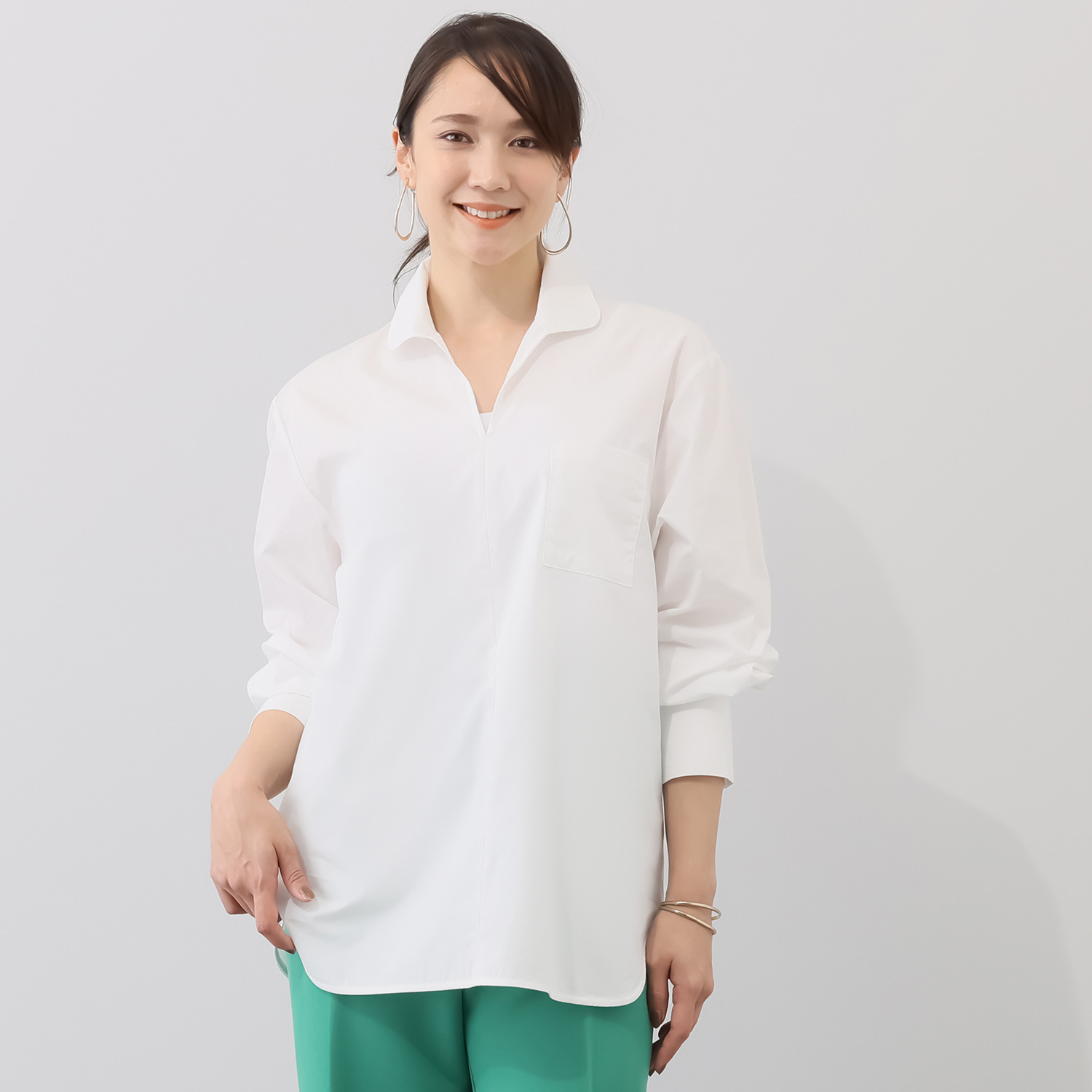 ヘ・エラ 大人美人な白シャツ