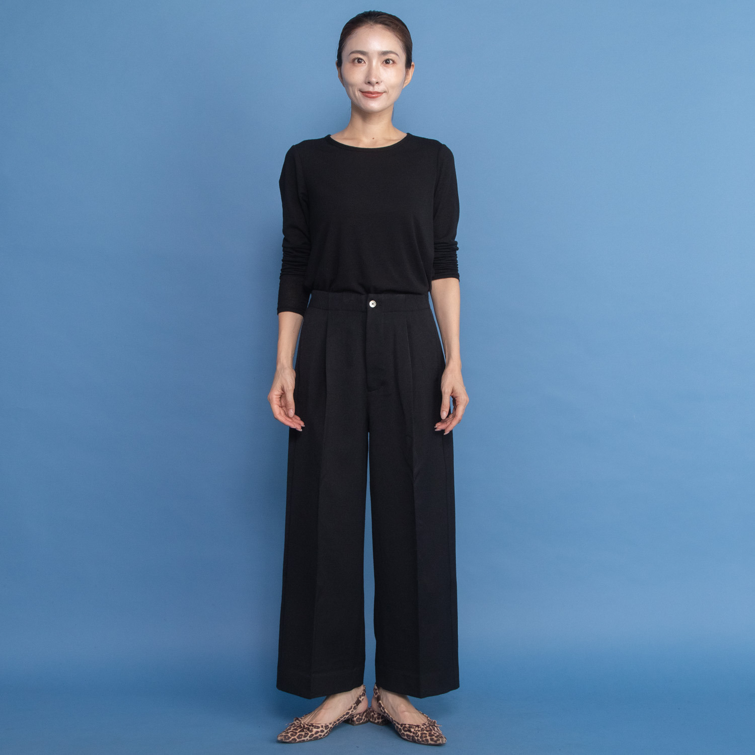 レア　ジェム ウールベネシャンの 優雅なツヤが映える ワイドパンツ