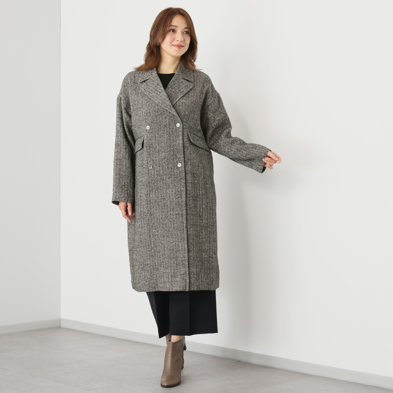 レア ジェム ヘリンボーンウールで 優雅に軽やかに羽織る ダブル