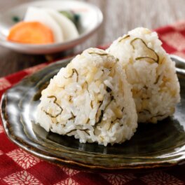 プチプチ食感！ ひゃくまん穀 もち麦塩昆布おにぎり