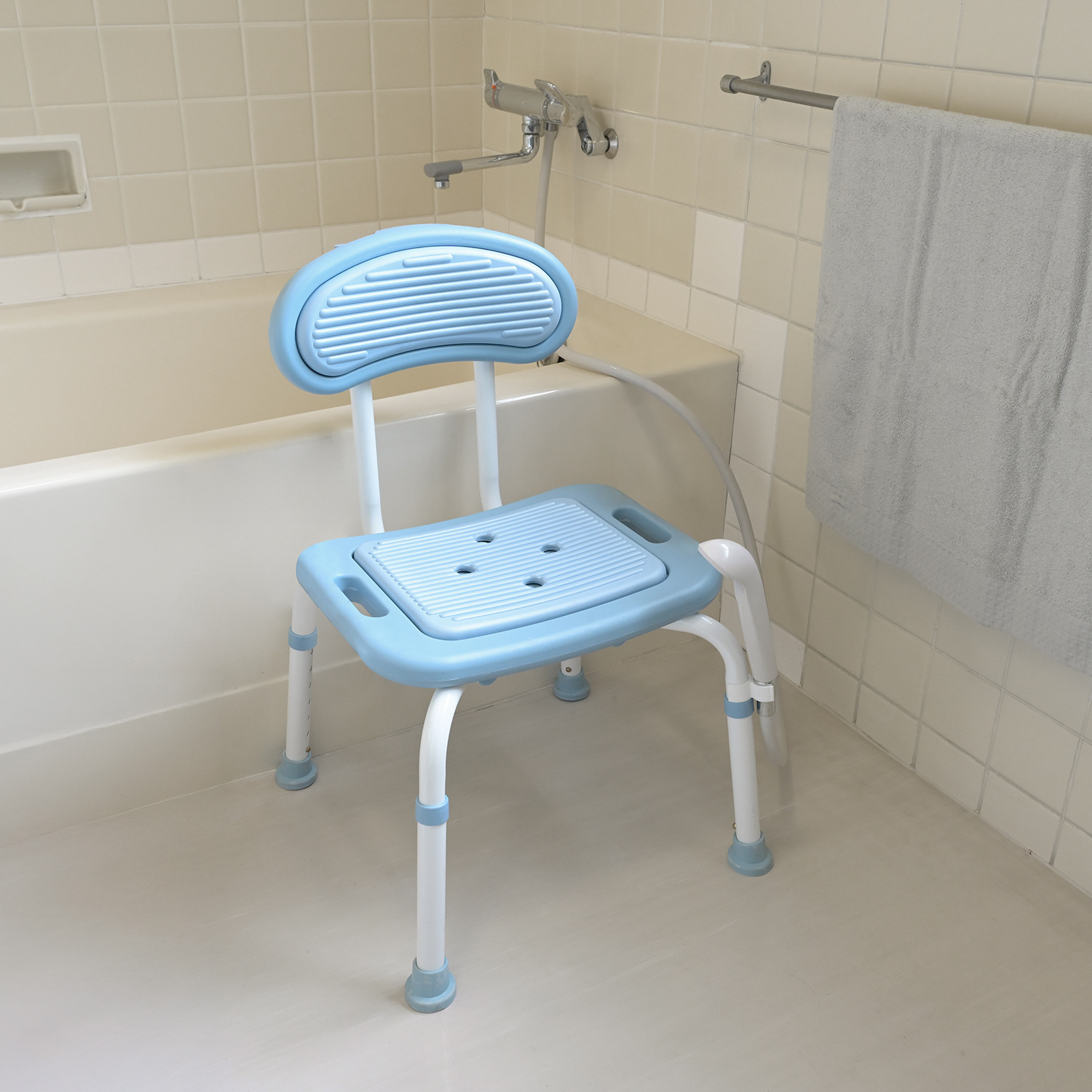 ボタン１つで簡単に 高さ調整可能 コンフォートバスチェア