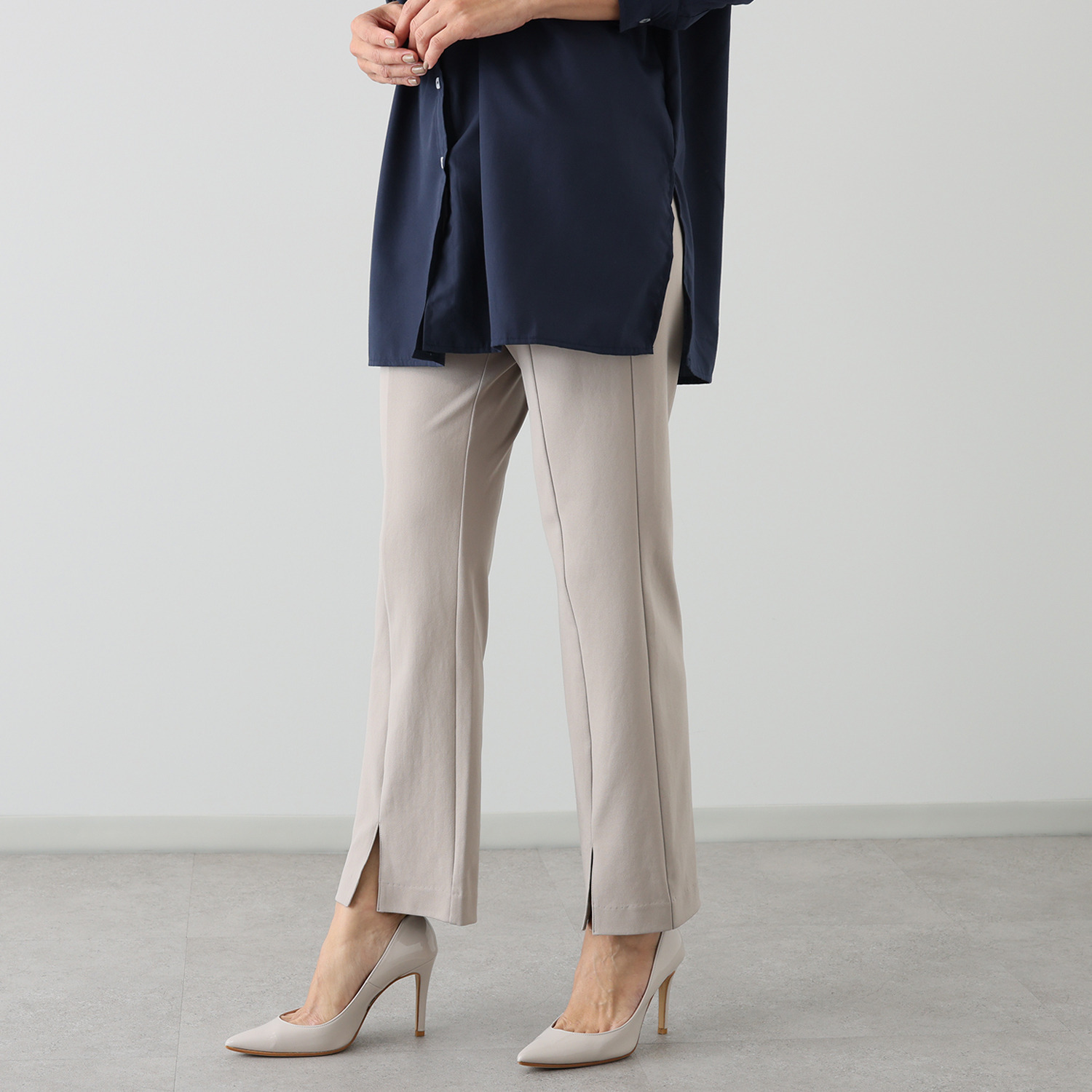 ラ・シュシュ 吸汗速乾に優れ シワになりにくい素材の センタースリット入り ストレートパンツ