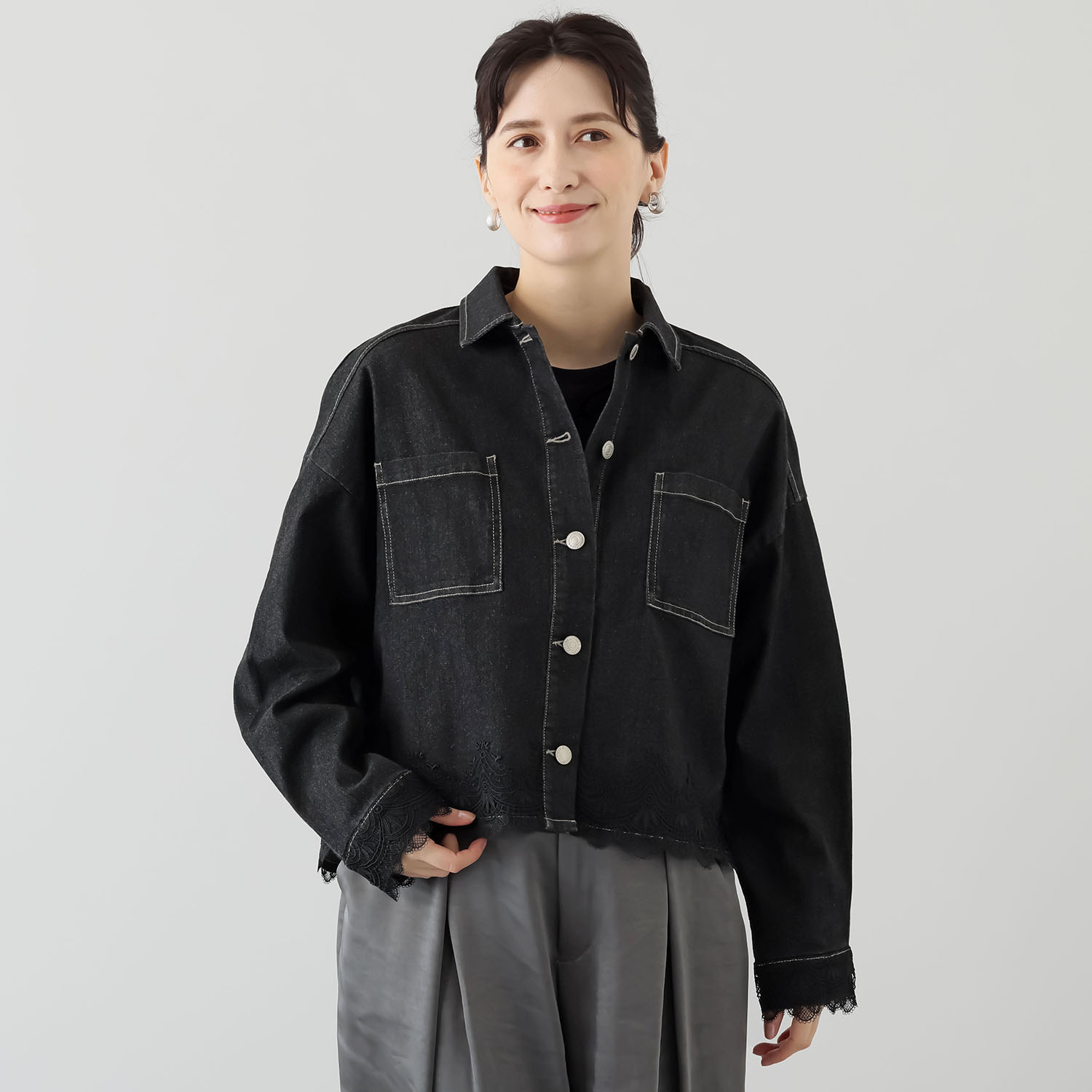 アトリエ　クース デニム×レースで 大人カジュアルを楽しんで ライトデニムジャケット