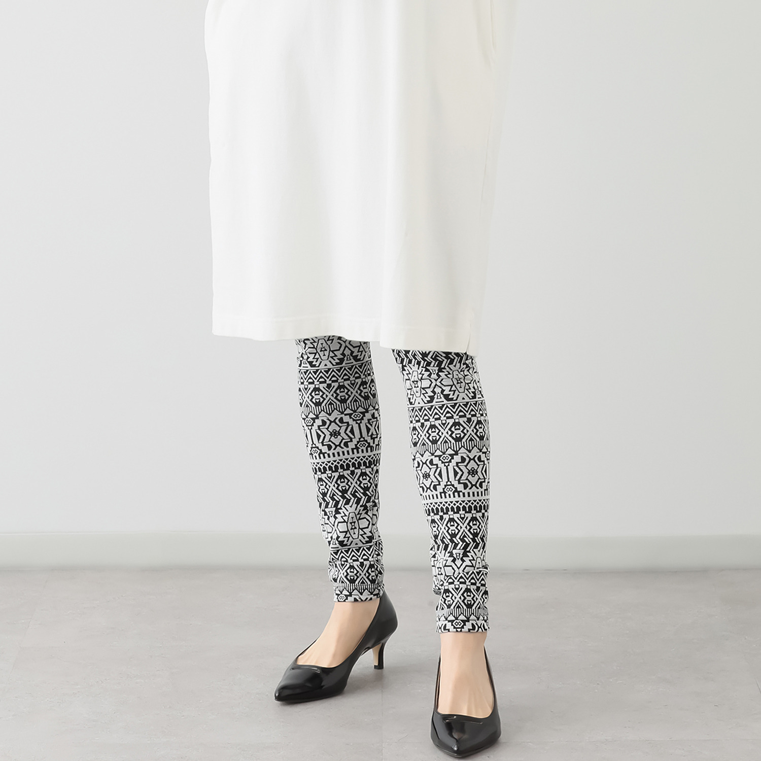 ココンライフ　ドゥ 吸湿発熱＆吸放湿 サーモギア（Ｒ） ジャガード アラベスク柄レギンス